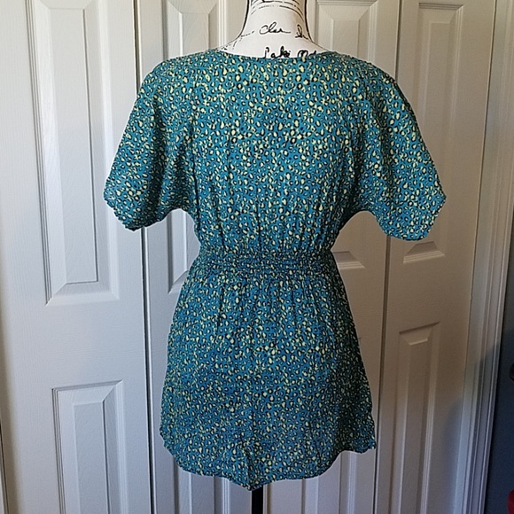 Exhilaration leopard print V neck top - Picture 3 of 3